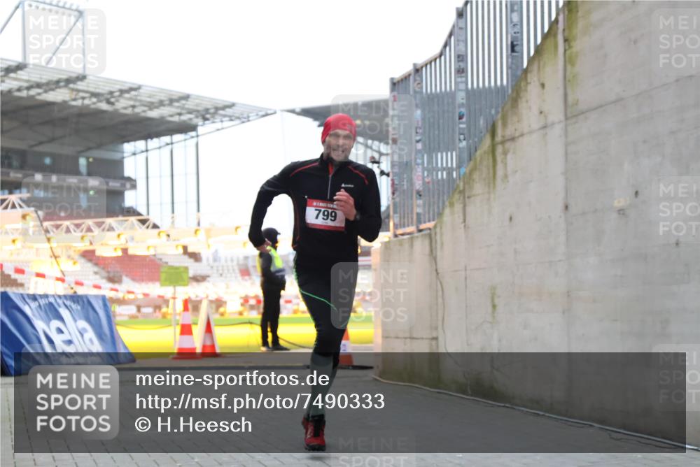 08.12.2024 - St. Pauli X-Mass-Run No. 14 H.Heesch http://msf.ph/oto/7490333 08.12.2024 09:56:40 Ziel 799, 1852, 3256, 3261, 799 meine-sportfotos.de