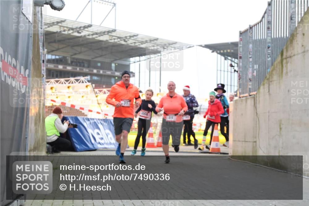 08.12.2024 - St. Pauli X-Mass-Run No. 14 H.Heesch http://msf.ph/oto/7490336 08.12.2024 10:04:39 Ziel 1421, 2604, 31, 89, 299, 627, 634, 791, 1421, 2380, 2382, 2383, 3008 meine-sportfotos.de