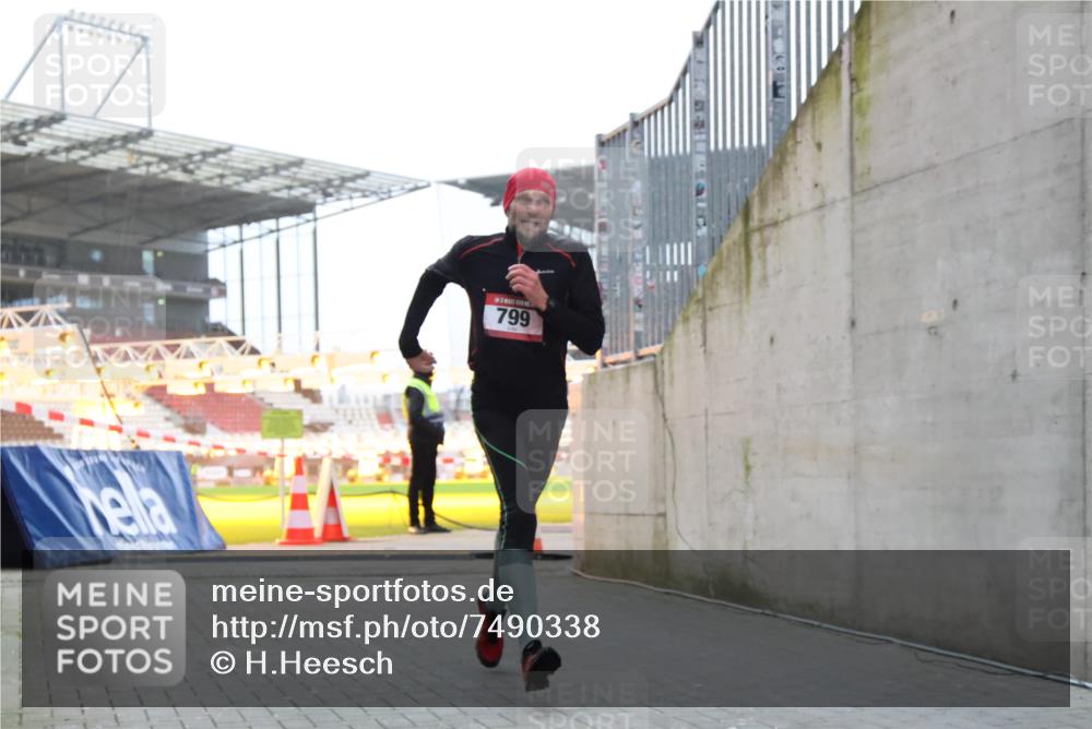 08.12.2024 - St. Pauli X-Mass-Run No. 14 H.Heesch http://msf.ph/oto/7490338 08.12.2024 09:56:40 Ziel 799, 1852, 3256, 3261, 799 meine-sportfotos.de