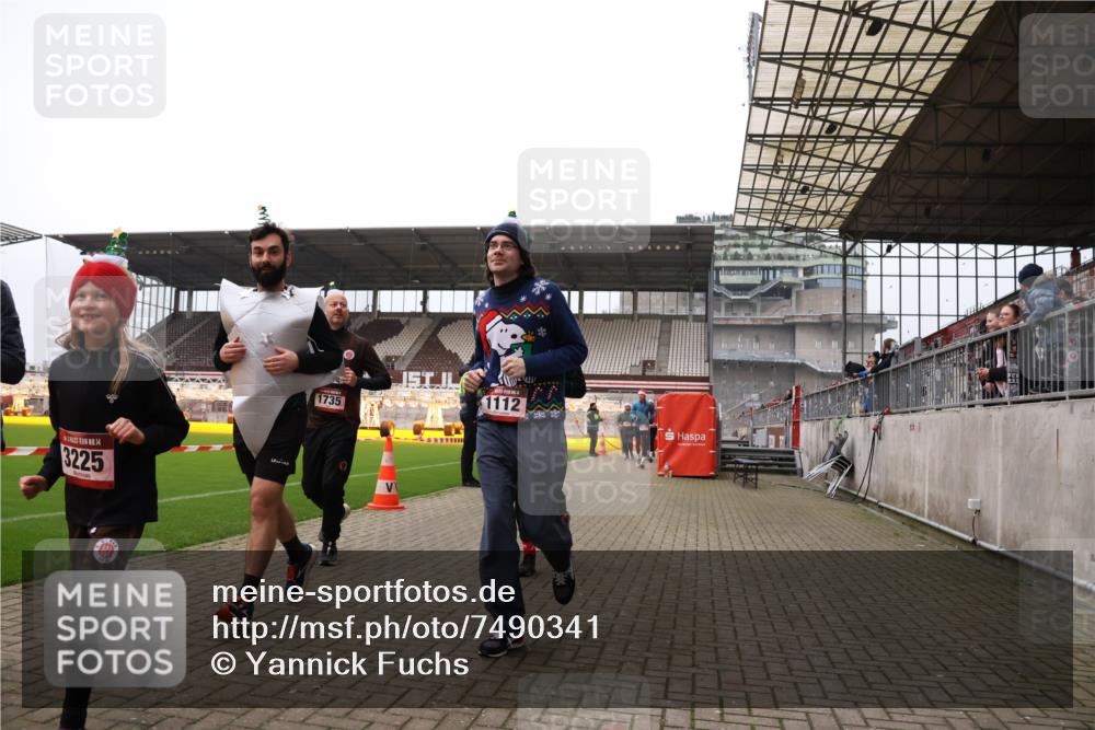 08.12.2024 - St. Pauli X-Mass-Run No. 14 Yannick Fuchs http://msf.ph/oto/7490341 08.12.2024 10:40:53 Ziel 61, 75, 528, 584, 600, 1112, 1117, 1131, 1619, 1621, 1623, 1699, 1735, 2476, 2534, 2537, 2541, 2542, 2543, 2560, 2569, 2595, 2596, 2598, 2599, 2623, 2647, 2678, 3225 meine-sportfotos.de