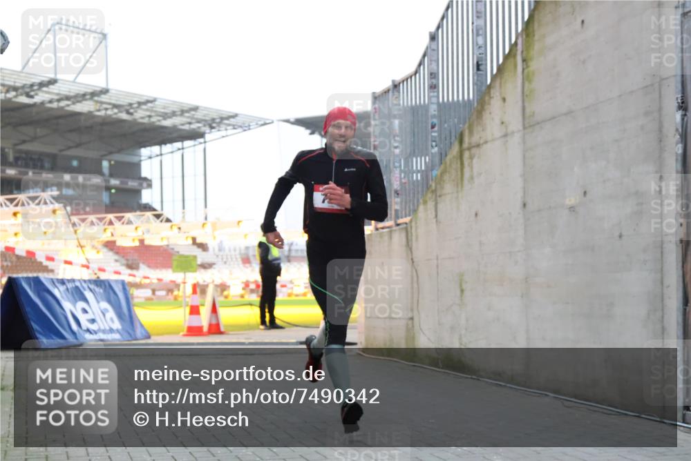 08.12.2024 - St. Pauli X-Mass-Run No. 14 H.Heesch http://msf.ph/oto/7490342 08.12.2024 09:56:40 Ziel 799, 1852, 3256, 3261, 799 meine-sportfotos.de