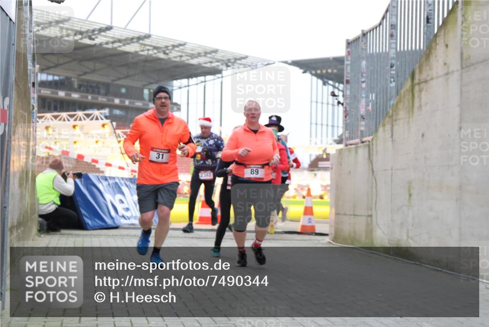 08.12.2024 - St. Pauli X-Mass-Run No. 14 H.Heesch http://msf.ph/oto/7490344 08.12.2024 10:04:40 Ziel 1421, 2604, 3008, 31, 89, 299, 627, 634, 791, 2380, 2382, 2383, 3008 meine-sportfotos.de
