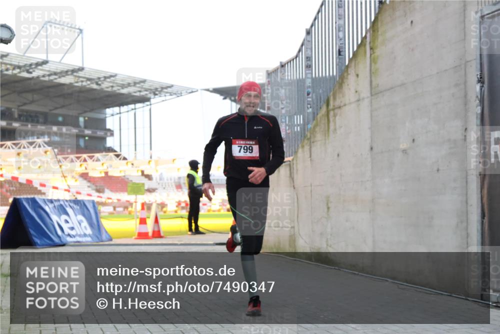08.12.2024 - St. Pauli X-Mass-Run No. 14 H.Heesch http://msf.ph/oto/7490347 08.12.2024 09:56:41 Ziel 799, 1852, 3256, 3261, 799 meine-sportfotos.de