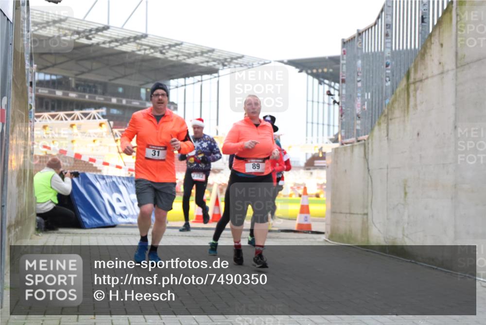 08.12.2024 - St. Pauli X-Mass-Run No. 14 H.Heesch http://msf.ph/oto/7490350 08.12.2024 10:04:40 Ziel 1421, 2604, 3008, 31, 89, 299, 627, 634, 791, 2380, 2382, 2383, 3008 meine-sportfotos.de