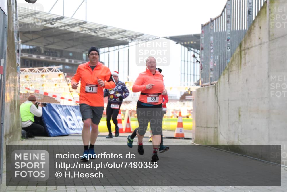 08.12.2024 - St. Pauli X-Mass-Run No. 14 H.Heesch http://msf.ph/oto/7490356 08.12.2024 10:04:40 Ziel 1421, 2604, 3008, 31, 89, 299, 627, 634, 791, 2380, 2382, 2383, 3008 meine-sportfotos.de