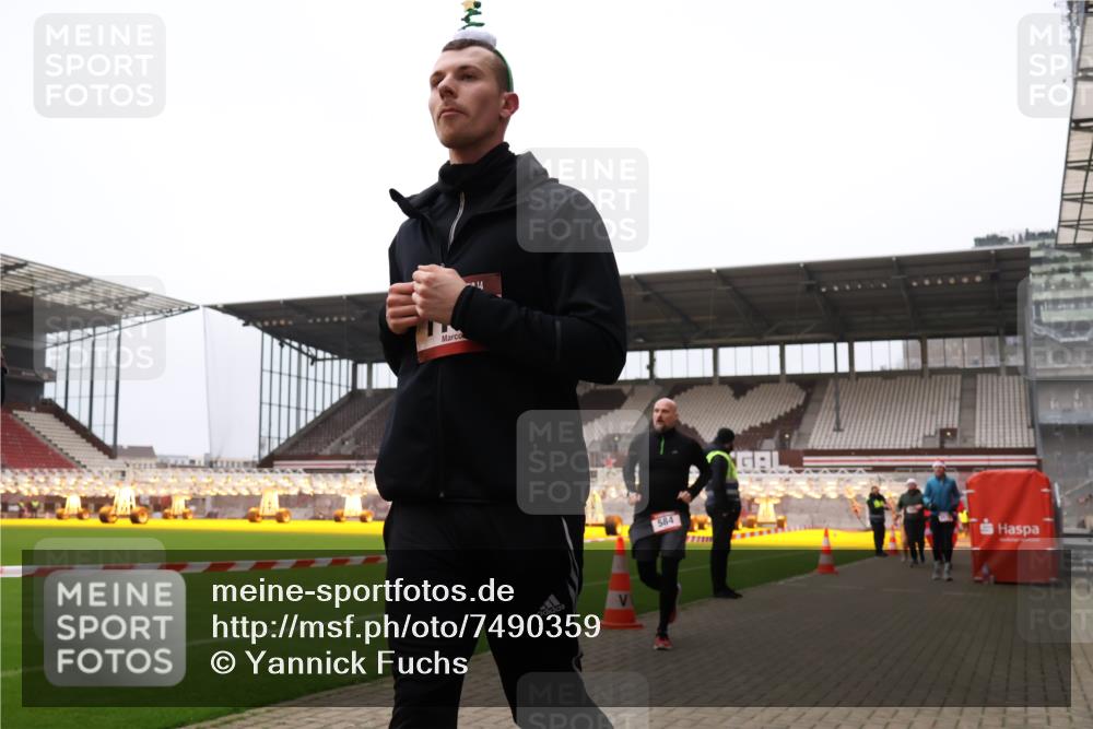 08.12.2024 - St. Pauli X-Mass-Run No. 14 Yannick Fuchs http://msf.ph/oto/7490359 08.12.2024 10:40:54 Ziel 61, 75, 528, 584, 600, 1112, 1117, 1131, 1619, 1621, 1623, 1699, 1735, 2476, 2534, 2537, 2541, 2542, 2543, 2560, 2569, 2595, 2596, 2598, 2599, 2623, 2647, 2678, 3225 meine-sportfotos.de