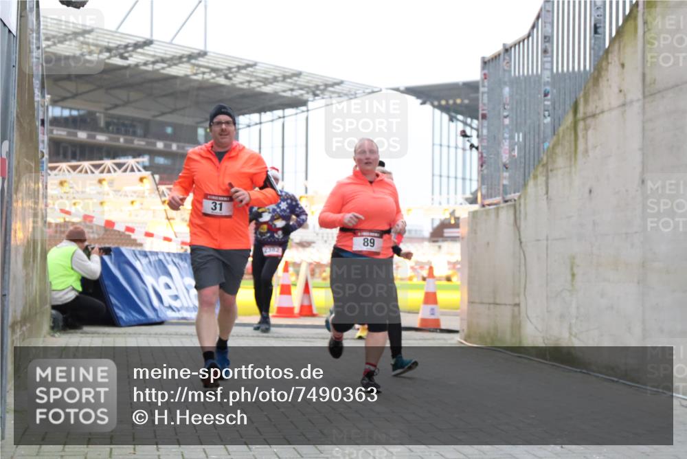 08.12.2024 - St. Pauli X-Mass-Run No. 14 H.Heesch http://msf.ph/oto/7490363 08.12.2024 10:04:40 Ziel 1421, 2604, 3008, 31, 89, 299, 627, 634, 791, 2380, 2382, 2383, 3008 meine-sportfotos.de
