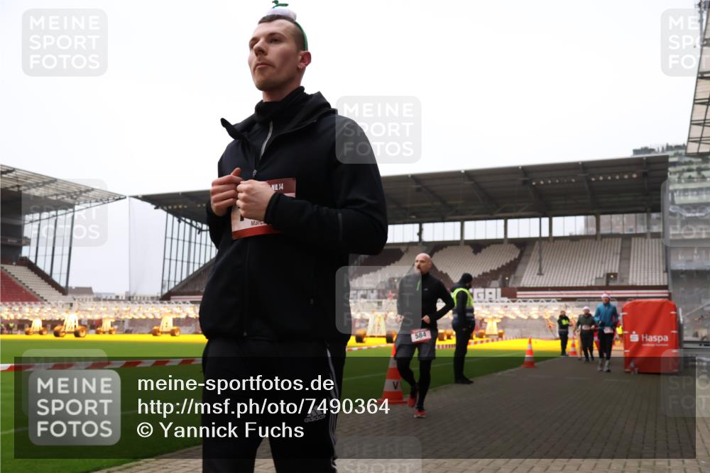 08.12.2024 - St. Pauli X-Mass-Run No. 14 Yannick Fuchs http://msf.ph/oto/7490364 08.12.2024 10:40:55 Ziel 61, 75, 528, 584, 600, 1112, 1117, 1131, 1619, 1621, 1623, 1699, 1735, 2476, 2534, 2537, 2541, 2542, 2543, 2560, 2569, 2595, 2596, 2598, 2599, 2623, 2647, 2678, 3225 meine-sportfotos.de