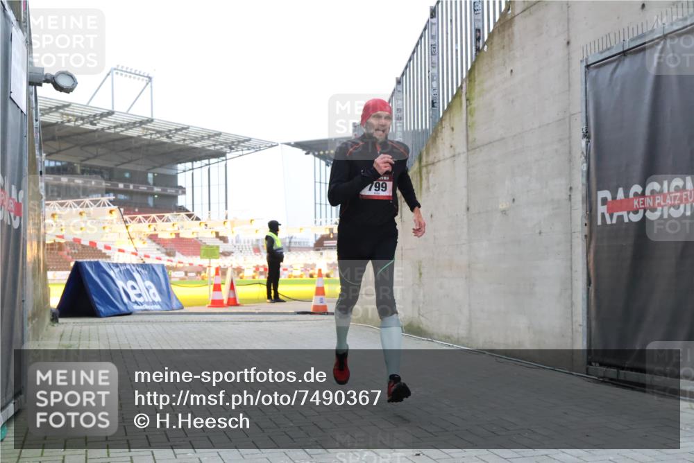 08.12.2024 - St. Pauli X-Mass-Run No. 14 H.Heesch http://msf.ph/oto/7490367 08.12.2024 09:56:41 Ziel 799, 1852, 3256, 3261, 799 meine-sportfotos.de