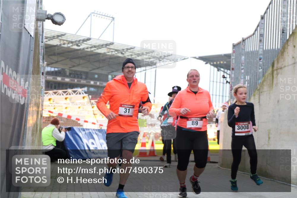 08.12.2024 - St. Pauli X-Mass-Run No. 14 H.Heesch http://msf.ph/oto/7490375 08.12.2024 10:04:40 Ziel 1421, 2604, 3008, 31, 89, 299, 627, 634, 791, 2380, 2382, 2383, 3008 meine-sportfotos.de