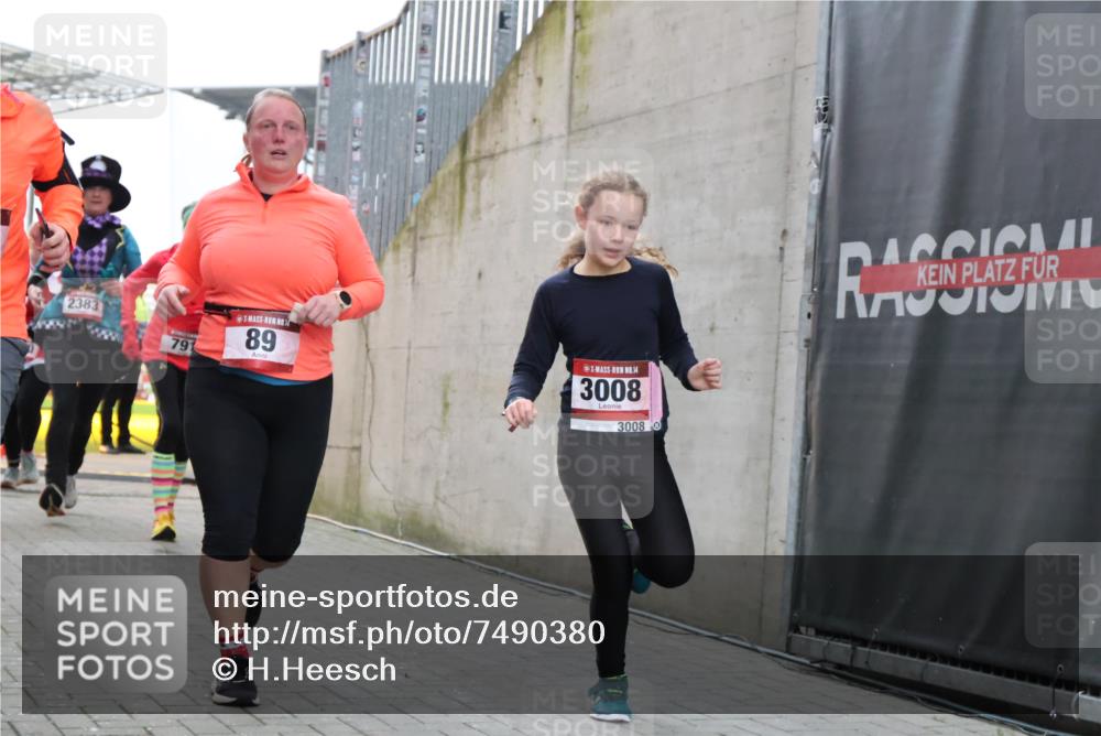 08.12.2024 - St. Pauli X-Mass-Run No. 14 H.Heesch http://msf.ph/oto/7490380 08.12.2024 10:04:41 Ziel 31, 89, 1421, 2604, 3008, 31, 89, 299, 627, 634, 791, 2380, 2382, 2383, 3008 meine-sportfotos.de