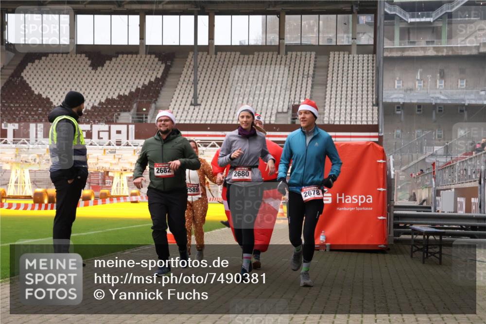 08.12.2024 - St. Pauli X-Mass-Run No. 14 Yannick Fuchs http://msf.ph/oto/7490381 08.12.2024 10:40:59 Ziel 61, 75, 528, 584, 600, 1112, 1117, 1131, 1619, 1621, 1623, 1699, 1735, 2476, 2534, 2537, 2541, 2542, 2543, 2560, 2595, 2596, 2598, 2599, 2623, 2647, 2678, 3225 meine-sportfotos.de