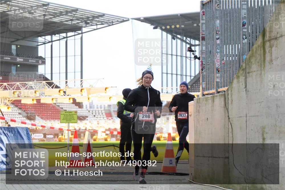08.12.2024 - St. Pauli X-Mass-Run No. 14 H.Heesch http://msf.ph/oto/7490382 08.12.2024 09:56:50 Ziel 799, 288, 2837, 2839, 3095 meine-sportfotos.de