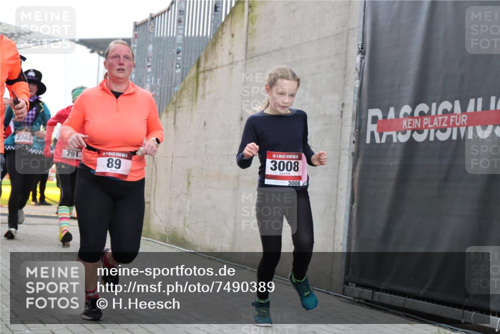 08.12.2024 - St. Pauli X-Mass-Run No. 14 H.Heesch http://msf.ph/oto/7490389 08.12.2024 10:04:41 Ziel 31, 89, 1421, 2604, 3008, 31, 89, 299, 627, 634, 791, 2380, 2382, 2383, 3008 meine-sportfotos.de