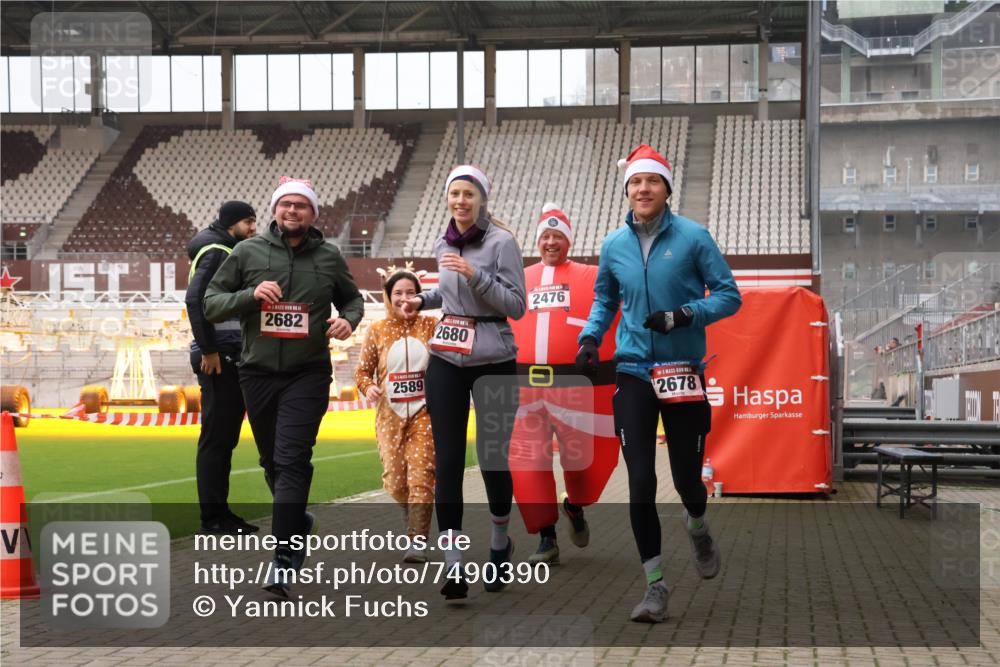08.12.2024 - St. Pauli X-Mass-Run No. 14 Yannick Fuchs http://msf.ph/oto/7490390 08.12.2024 10:41:01 Ziel 61, 528, 584, 1112, 1117, 1131, 1619, 1621, 1623, 1699, 1735, 2476, 2534, 2537, 2541, 2542, 2543, 2560, 2595, 2596, 2598, 2623, 2678, 2680, 3225 meine-sportfotos.de