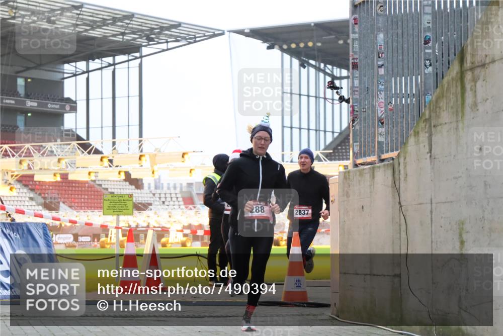 08.12.2024 - St. Pauli X-Mass-Run No. 14 H.Heesch http://msf.ph/oto/7490394 08.12.2024 09:56:50 Ziel 799, 288, 2837, 2839, 3095 meine-sportfotos.de