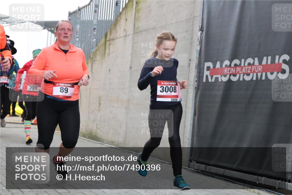 08.12.2024 - St. Pauli X-Mass-Run No. 14 H.Heesch http://msf.ph/oto/7490396 08.12.2024 10:04:41 Ziel 31, 89, 1421, 2604, 3008, 31, 89, 299, 627, 634, 791, 2380, 2382, 2383, 3008 meine-sportfotos.de