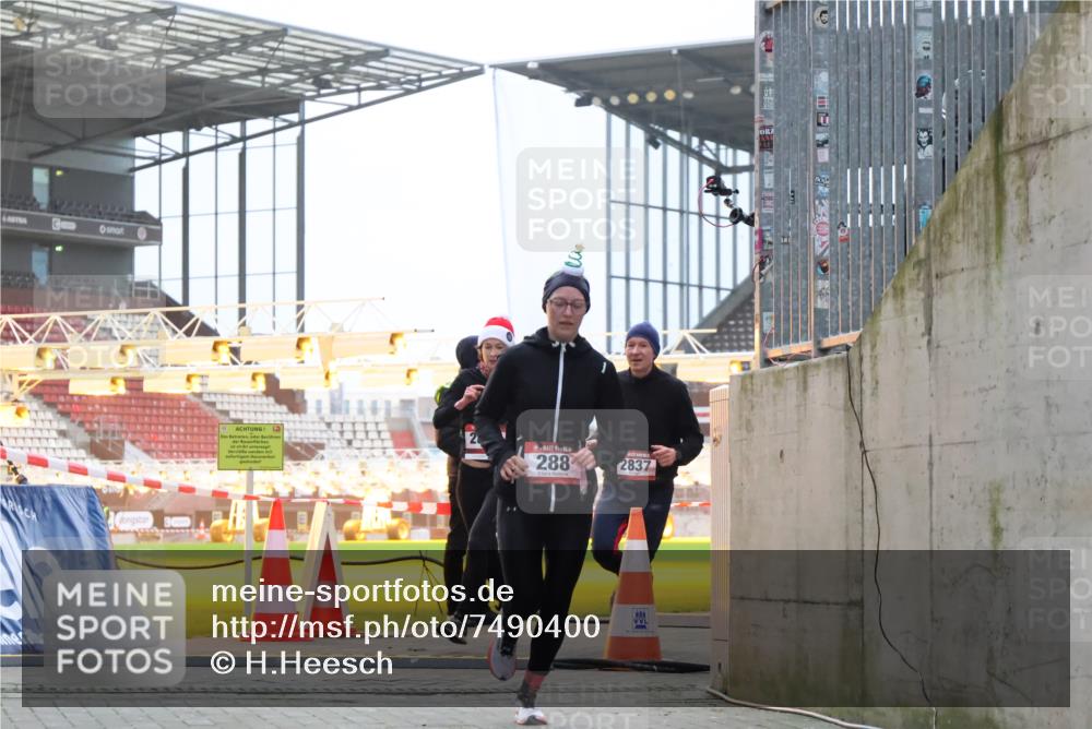 08.12.2024 - St. Pauli X-Mass-Run No. 14 H.Heesch http://msf.ph/oto/7490400 08.12.2024 09:56:50 Ziel 799, 288, 2837, 2839, 3095 meine-sportfotos.de