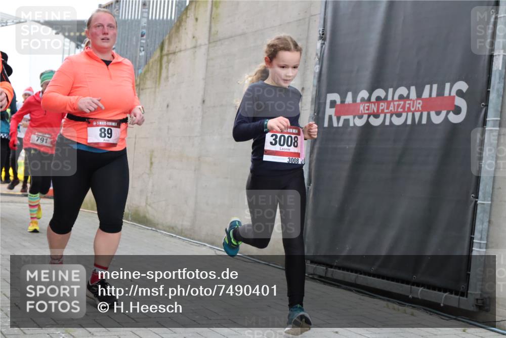 08.12.2024 - St. Pauli X-Mass-Run No. 14 H.Heesch http://msf.ph/oto/7490401 08.12.2024 10:04:41 Ziel 31, 89, 1421, 2604, 3008, 31, 89, 299, 627, 634, 791, 2380, 2382, 2383, 3008 meine-sportfotos.de