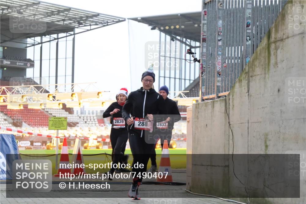 08.12.2024 - St. Pauli X-Mass-Run No. 14 H.Heesch http://msf.ph/oto/7490407 08.12.2024 09:56:50 Ziel 799, 288, 2837, 2839, 3095 meine-sportfotos.de