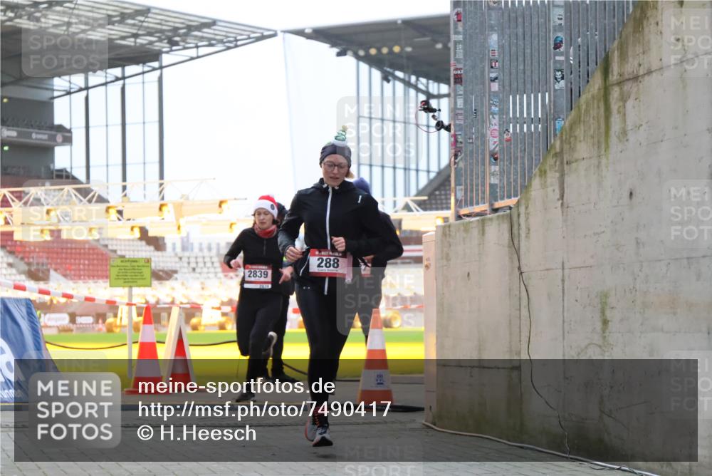 08.12.2024 - St. Pauli X-Mass-Run No. 14 H.Heesch http://msf.ph/oto/7490417 08.12.2024 09:56:50 Ziel 799, 288, 2837, 2839, 3095 meine-sportfotos.de