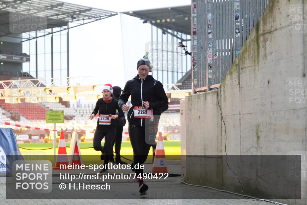08.12.2024 - St. Pauli X-Mass-Run No. 14 H.Heesch http://msf.ph/oto/7490422 08.12.2024 09:56:50 Ziel 799, 288, 2837, 2839, 3095 meine-sportfotos.de