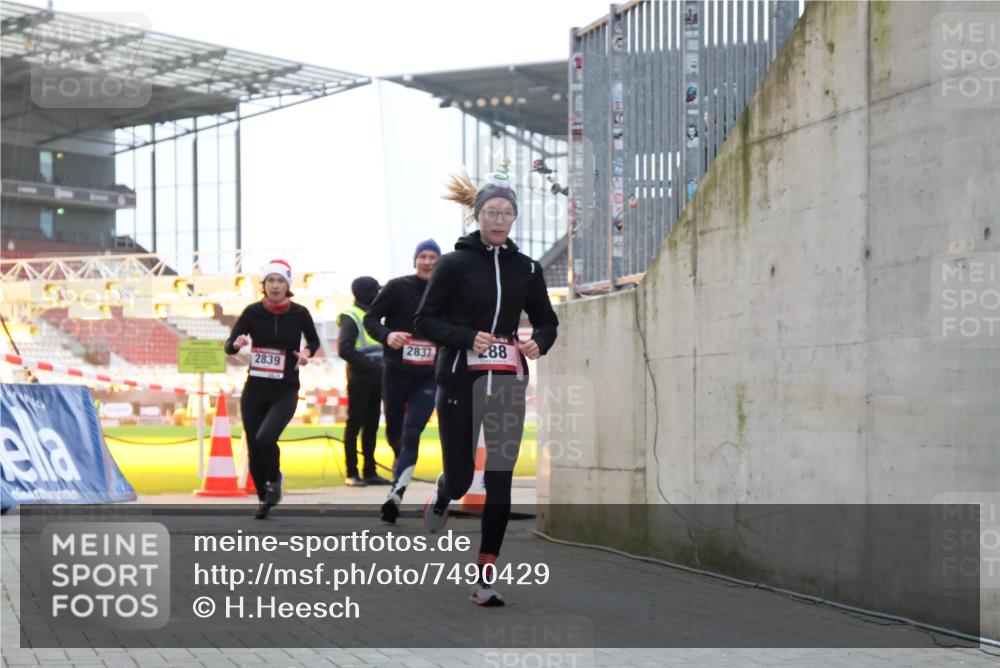 08.12.2024 - St. Pauli X-Mass-Run No. 14 H.Heesch http://msf.ph/oto/7490429 08.12.2024 09:56:50 Ziel 799, 288, 2837, 2839, 3095 meine-sportfotos.de
