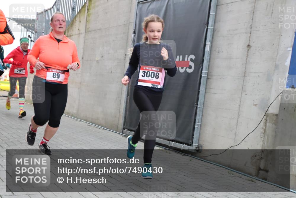 08.12.2024 - St. Pauli X-Mass-Run No. 14 H.Heesch http://msf.ph/oto/7490430 08.12.2024 10:04:41 Ziel 31, 89, 1421, 2604, 3008, 31, 89, 299, 627, 634, 791, 2380, 2382, 2383, 3008 meine-sportfotos.de