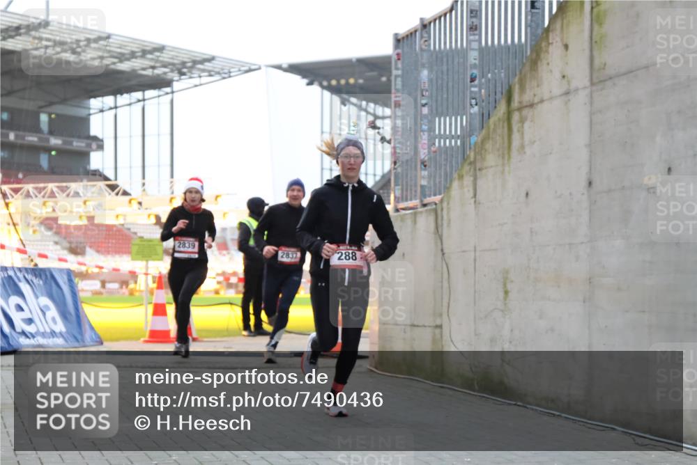 08.12.2024 - St. Pauli X-Mass-Run No. 14 H.Heesch http://msf.ph/oto/7490436 08.12.2024 09:56:51 Ziel 799, 288, 2837, 2839, 3095 meine-sportfotos.de