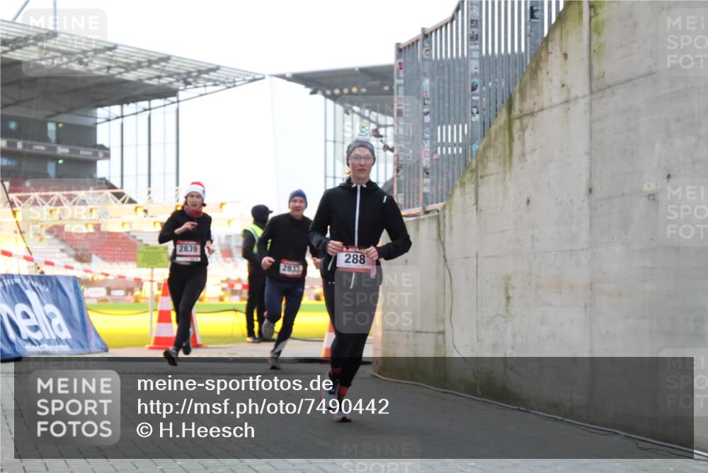 08.12.2024 - St. Pauli X-Mass-Run No. 14 H.Heesch http://msf.ph/oto/7490442 08.12.2024 09:56:51 Ziel 799, 288, 2837, 2839, 3095 meine-sportfotos.de