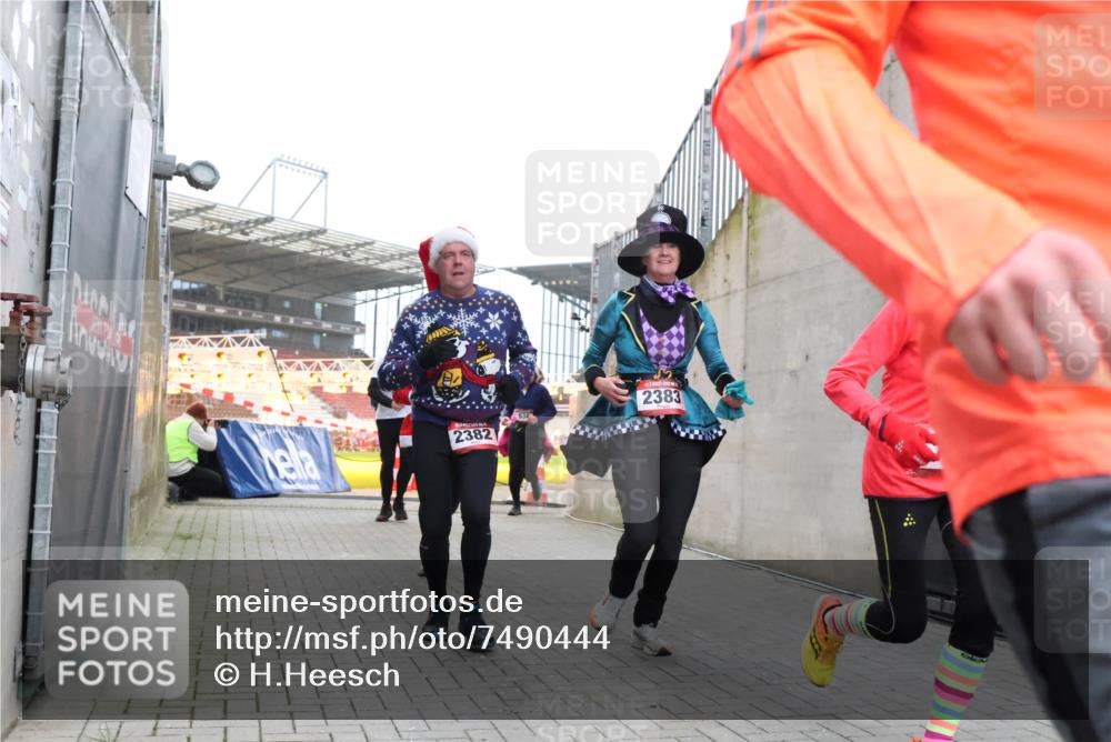 08.12.2024 - St. Pauli X-Mass-Run No. 14 H.Heesch http://msf.ph/oto/7490444 08.12.2024 10:04:43 Ziel 31, 89, 791, 1421, 2382, 2383, 2604, 3008, 31, 89, 299, 627, 634, 791, 2380, 2382, 2383 meine-sportfotos.de