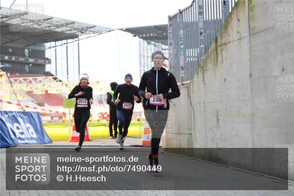 08.12.2024 - St. Pauli X-Mass-Run No. 14 H.Heesch http://msf.ph/oto/7490449 08.12.2024 09:56:51 Ziel 799, 288, 2837, 2839, 3095 meine-sportfotos.de
