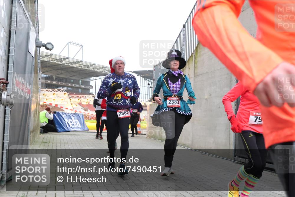 08.12.2024 - St. Pauli X-Mass-Run No. 14 H.Heesch http://msf.ph/oto/7490451 08.12.2024 10:04:43 Ziel 31, 89, 791, 1421, 2382, 2383, 2604, 3008, 31, 89, 299, 627, 634, 791, 2380, 2382, 2383 meine-sportfotos.de
