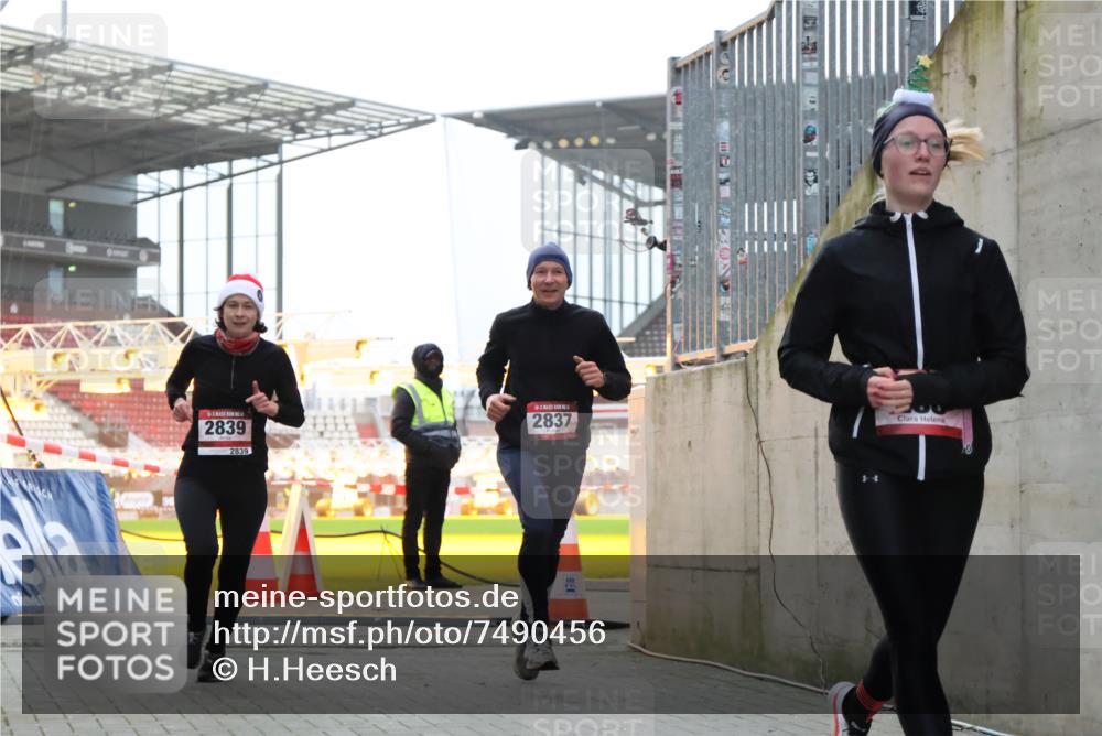 08.12.2024 - St. Pauli X-Mass-Run No. 14 H.Heesch http://msf.ph/oto/7490456 08.12.2024 09:56:51 Ziel 799, 288, 2837, 2839, 3095 meine-sportfotos.de