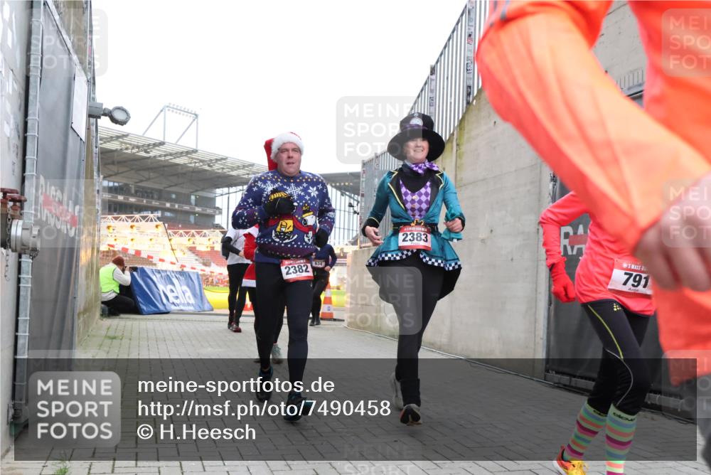 08.12.2024 - St. Pauli X-Mass-Run No. 14 H.Heesch http://msf.ph/oto/7490458 08.12.2024 10:04:43 Ziel 31, 89, 791, 1421, 2382, 2383, 2604, 3008, 31, 89, 299, 627, 634, 791, 2380, 2382, 2383 meine-sportfotos.de