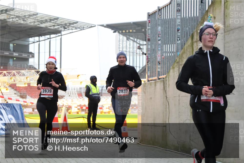 08.12.2024 - St. Pauli X-Mass-Run No. 14 H.Heesch http://msf.ph/oto/7490463 08.12.2024 09:56:52 Ziel 288, 799, 288, 2837, 2839, 3095 meine-sportfotos.de