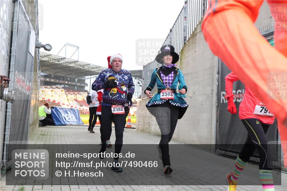 08.12.2024 - St. Pauli X-Mass-Run No. 14 H.Heesch http://msf.ph/oto/7490466 08.12.2024 10:04:43 Ziel 31, 89, 791, 1421, 2382, 2383, 2604, 3008, 31, 89, 299, 627, 634, 791, 2380, 2382, 2383 meine-sportfotos.de