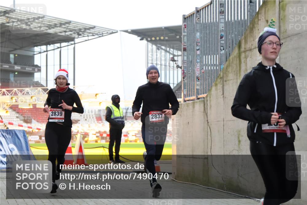 08.12.2024 - St. Pauli X-Mass-Run No. 14 H.Heesch http://msf.ph/oto/7490470 08.12.2024 09:56:52 Ziel 288, 799, 288, 2837, 2839, 3095 meine-sportfotos.de