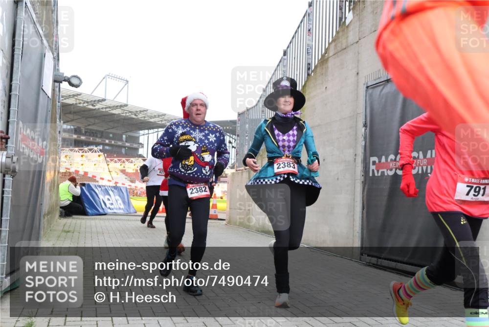 08.12.2024 - St. Pauli X-Mass-Run No. 14 H.Heesch http://msf.ph/oto/7490474 08.12.2024 10:04:43 Ziel 31, 89, 791, 1421, 2382, 2383, 2604, 3008, 31, 89, 299, 627, 634, 791, 2380, 2382, 2383 meine-sportfotos.de