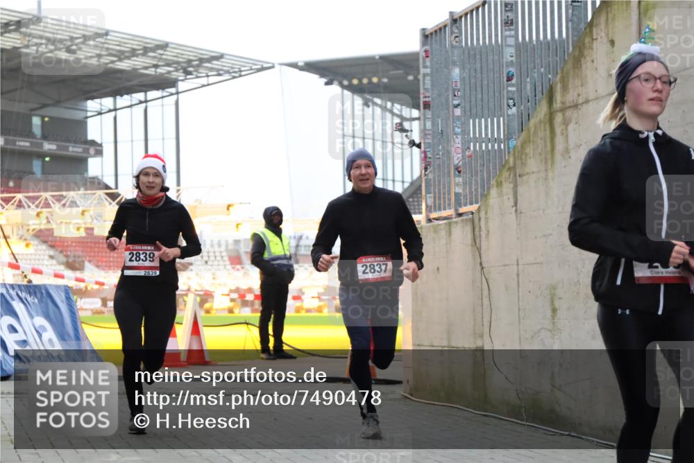 08.12.2024 - St. Pauli X-Mass-Run No. 14 H.Heesch http://msf.ph/oto/7490478 08.12.2024 09:56:52 Ziel 288, 799, 288, 2837, 2839, 3095 meine-sportfotos.de