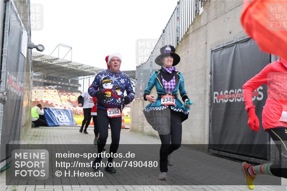 08.12.2024 - St. Pauli X-Mass-Run No. 14 H.Heesch http://msf.ph/oto/7490480 08.12.2024 10:04:43 Ziel 31, 89, 791, 1421, 2382, 2383, 2604, 3008, 31, 89, 299, 627, 634, 791, 2380, 2382, 2383 meine-sportfotos.de