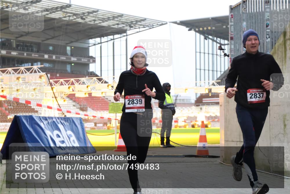 08.12.2024 - St. Pauli X-Mass-Run No. 14 H.Heesch http://msf.ph/oto/7490483 08.12.2024 09:56:52 Ziel 288, 799, 288, 2837, 2839, 3095 meine-sportfotos.de