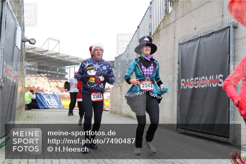 08.12.2024 - St. Pauli X-Mass-Run No. 14 H.Heesch http://msf.ph/oto/7490487 08.12.2024 10:04:43 Ziel 31, 89, 791, 1421, 2382, 2383, 2604, 3008, 31, 89, 299, 627, 634, 791, 2380, 2382, 2383 meine-sportfotos.de