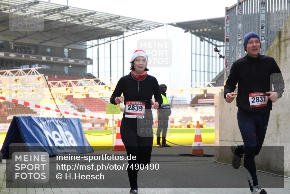 08.12.2024 - St. Pauli X-Mass-Run No. 14 H.Heesch http://msf.ph/oto/7490490 08.12.2024 09:56:52 Ziel 288, 799, 288, 2837, 2839, 3095 meine-sportfotos.de