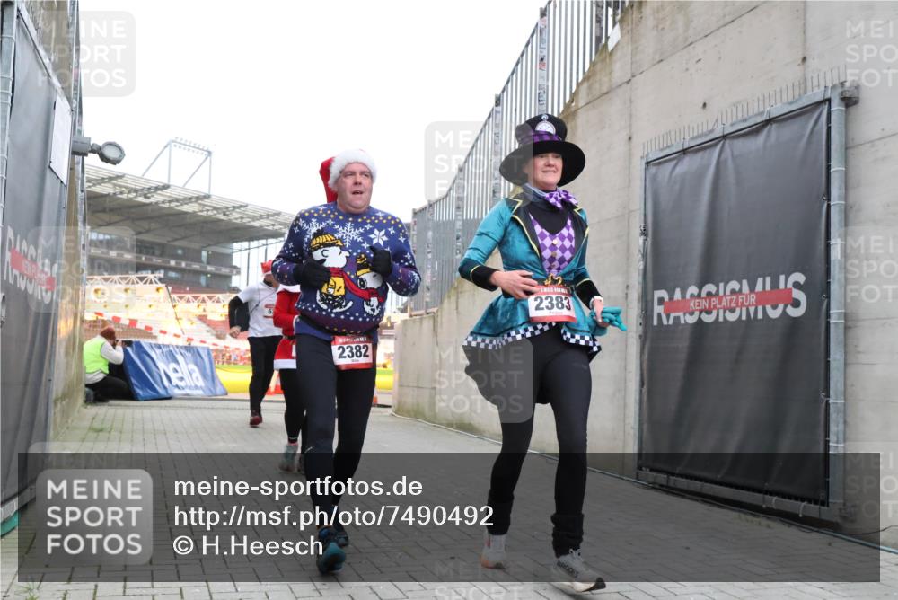 08.12.2024 - St. Pauli X-Mass-Run No. 14 H.Heesch http://msf.ph/oto/7490492 08.12.2024 10:04:43 Ziel 31, 89, 791, 1421, 2382, 2383, 2604, 3008, 31, 89, 299, 627, 634, 791, 2380, 2382, 2383 meine-sportfotos.de