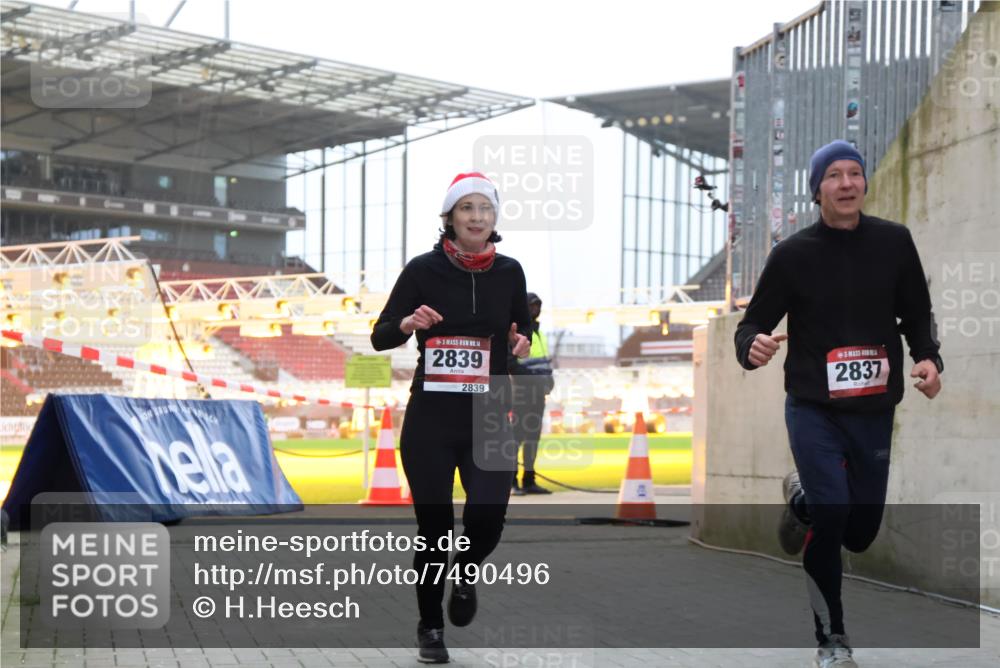 08.12.2024 - St. Pauli X-Mass-Run No. 14 H.Heesch http://msf.ph/oto/7490496 08.12.2024 09:56:52 Ziel 288, 799, 288, 2837, 2839, 3095 meine-sportfotos.de