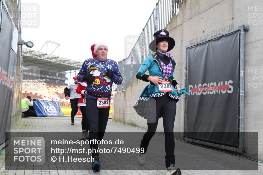 08.12.2024 - St. Pauli X-Mass-Run No. 14 H.Heesch http://msf.ph/oto/7490499 08.12.2024 10:04:43 Ziel 31, 89, 791, 1421, 2382, 2383, 2604, 3008, 31, 89, 299, 627, 634, 791, 2380, 2382, 2383 meine-sportfotos.de