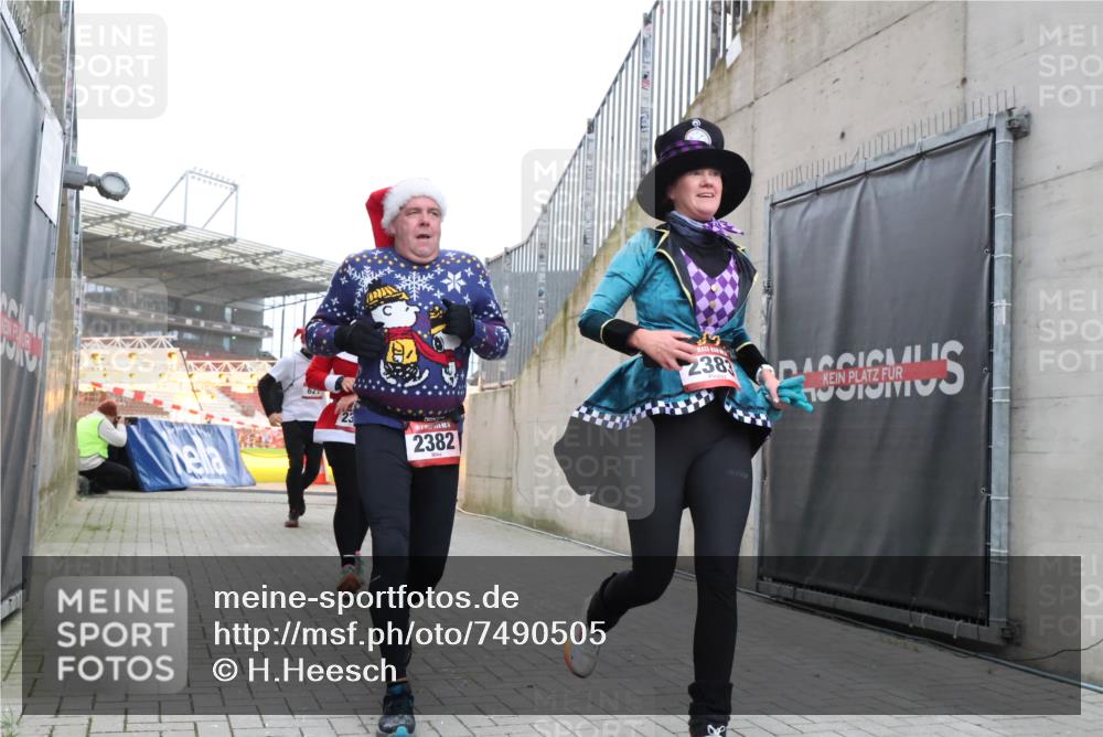 08.12.2024 - St. Pauli X-Mass-Run No. 14 H.Heesch http://msf.ph/oto/7490505 08.12.2024 10:04:44 Ziel 31, 89, 791, 1421, 2382, 2383, 2604, 3008, 299, 627, 634, 791, 2380, 2382, 2383 meine-sportfotos.de