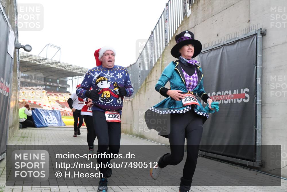 08.12.2024 - St. Pauli X-Mass-Run No. 14 H.Heesch http://msf.ph/oto/7490512 08.12.2024 10:04:44 Ziel 31, 89, 791, 1421, 2382, 2383, 2604, 3008, 299, 627, 634, 791, 2380, 2382, 2383 meine-sportfotos.de