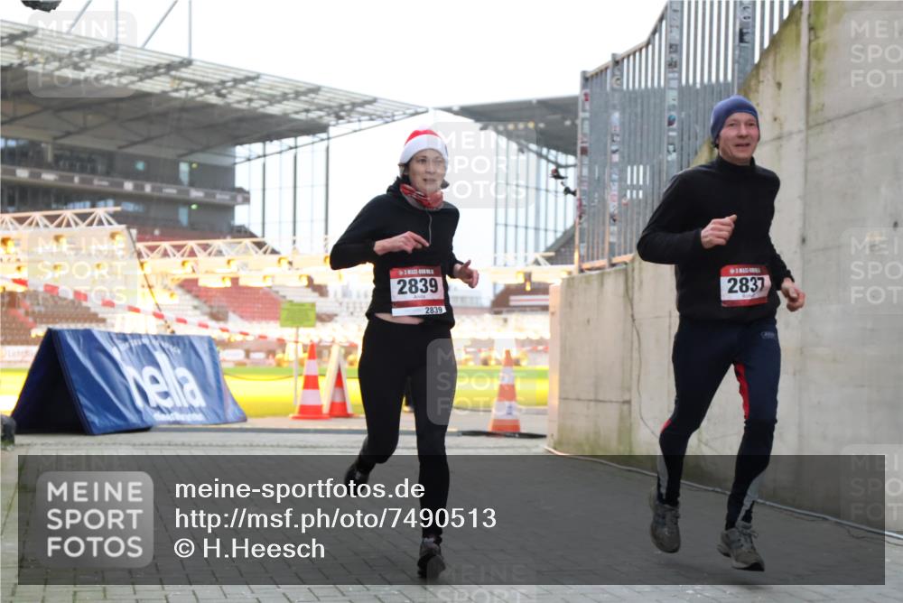 08.12.2024 - St. Pauli X-Mass-Run No. 14 H.Heesch http://msf.ph/oto/7490513 08.12.2024 09:56:53 Ziel 288, 799, 2837, 2839, 288, 2837, 2839, 3095 meine-sportfotos.de